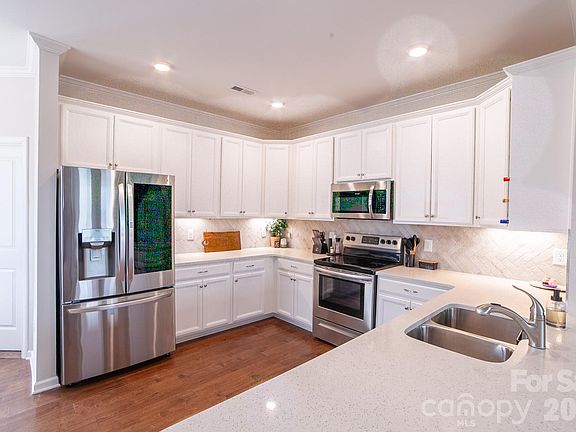 3rd image of 100 Linestowe Dr