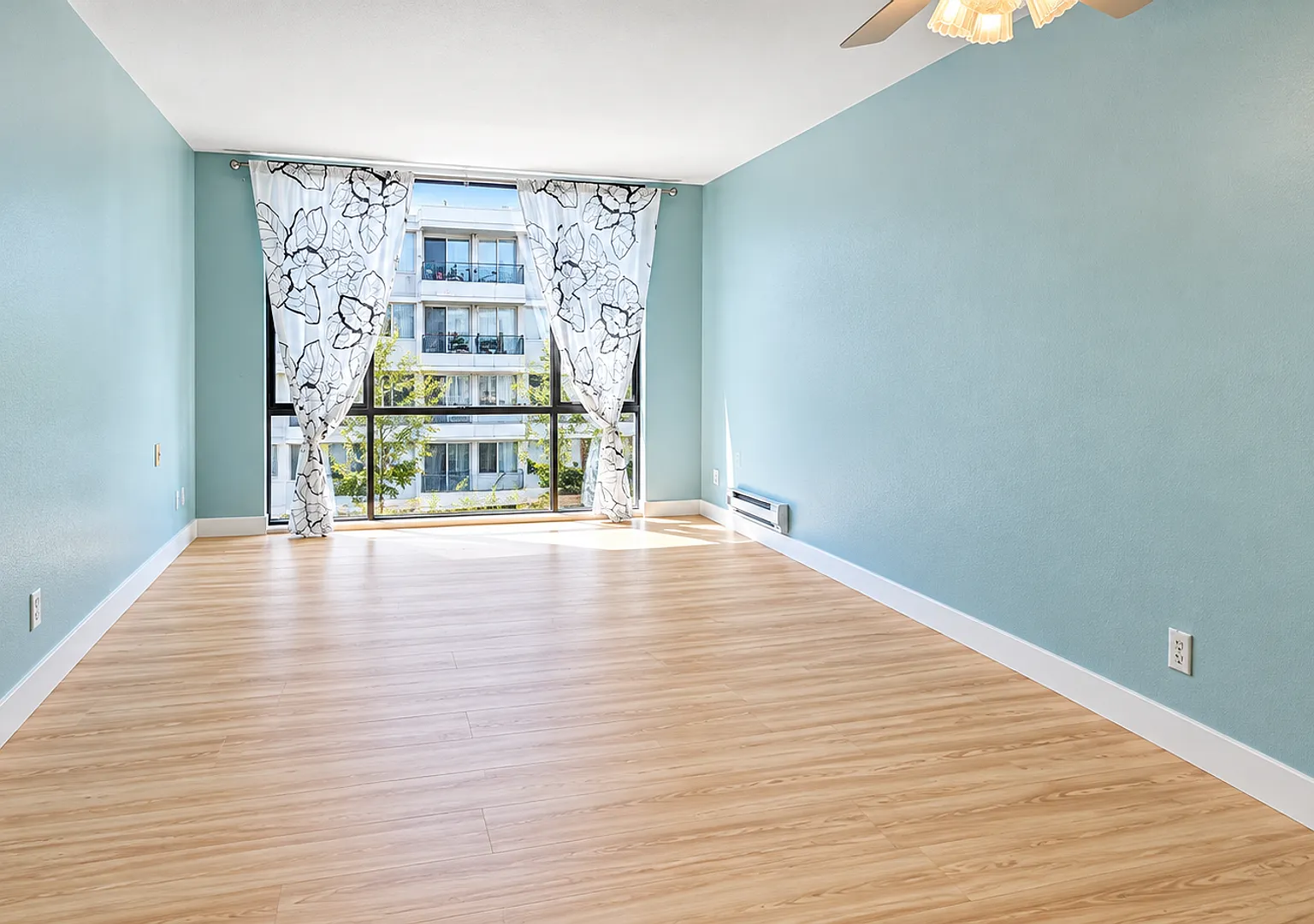 San Francisco Bright & Spacious 1-Bedroom Condo with Parking — Photo 1