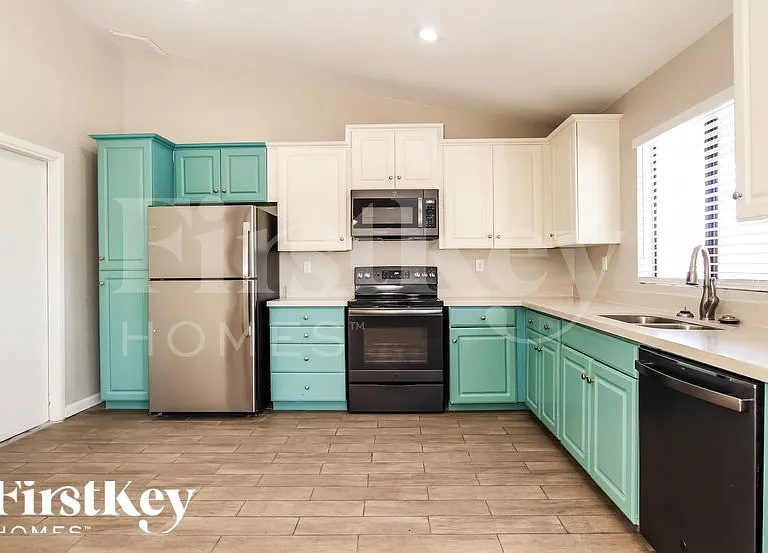 4237 W Grovers Ave — Photo 6