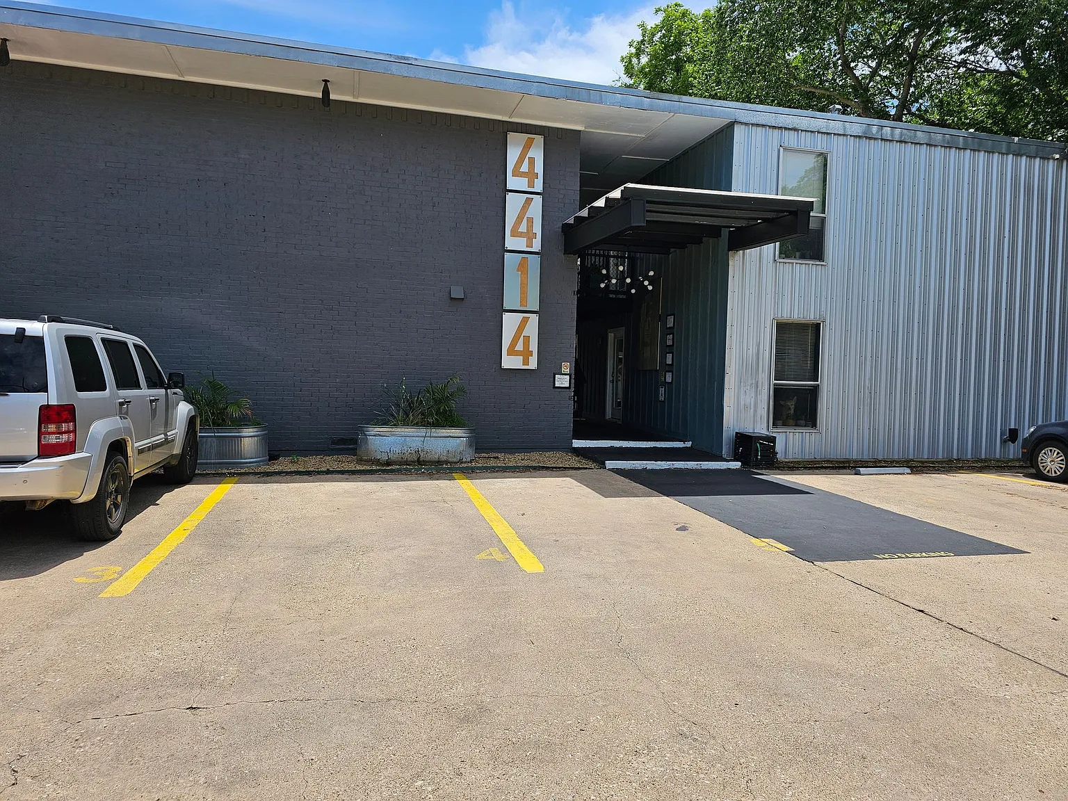 Worth — Photo 2