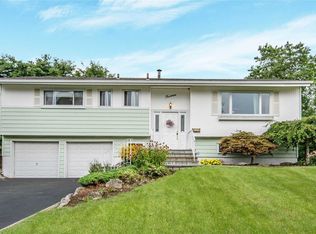 14 Kilmer Ave, Dix Hills, NY 11746