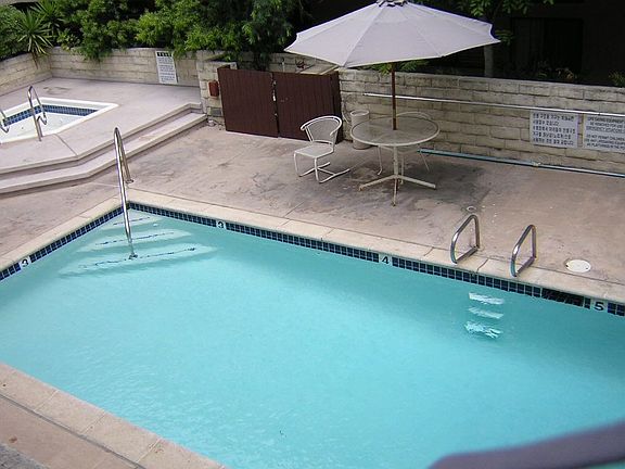 5th image of 729 S Hobart Blvd APT 18