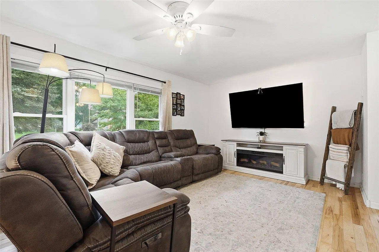 1 bed, 1.0 bath, 960 sqft, $1,250 — Photo 2