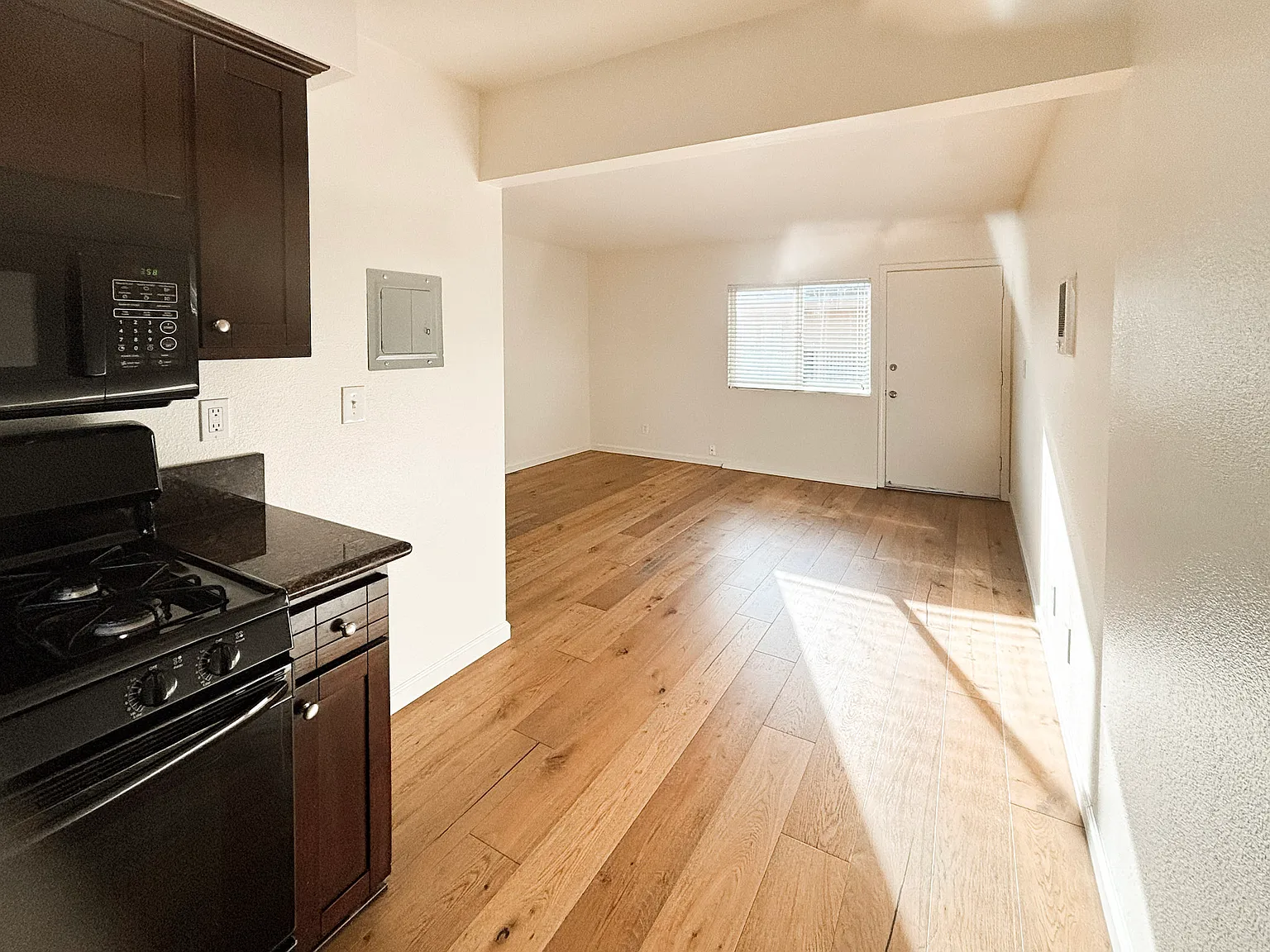 Studio, 400 sqft, $1,620 — Photo 2