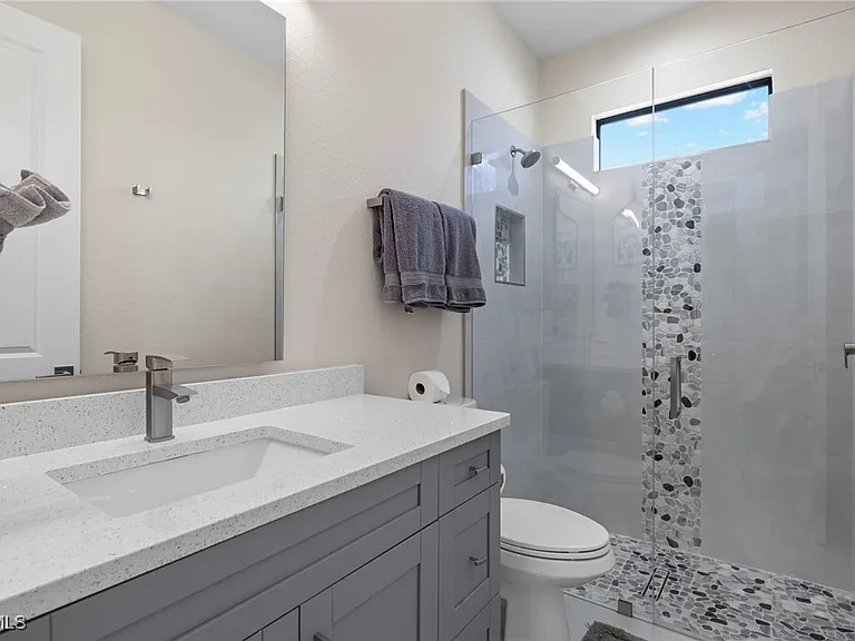1137 SW 18th Ct — Photo 17