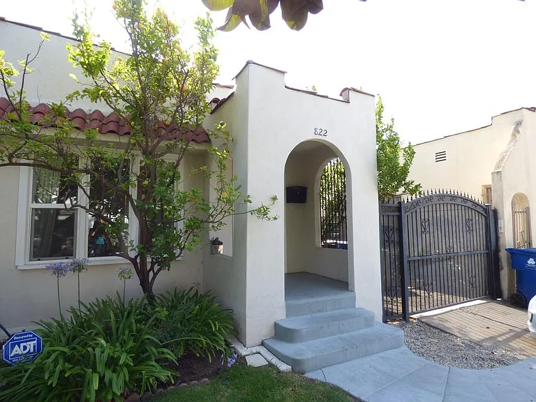 822 N Gardner St — Photo 2