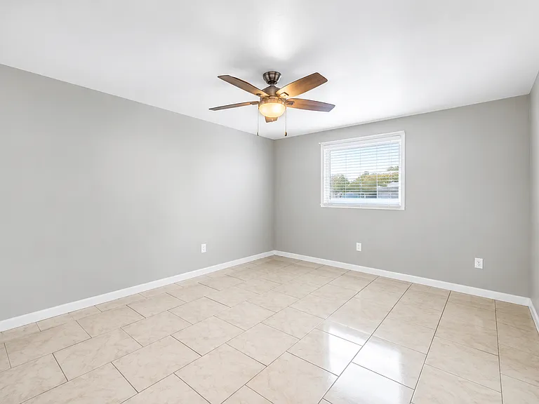 1604 Cardinal Ln — Photo 9