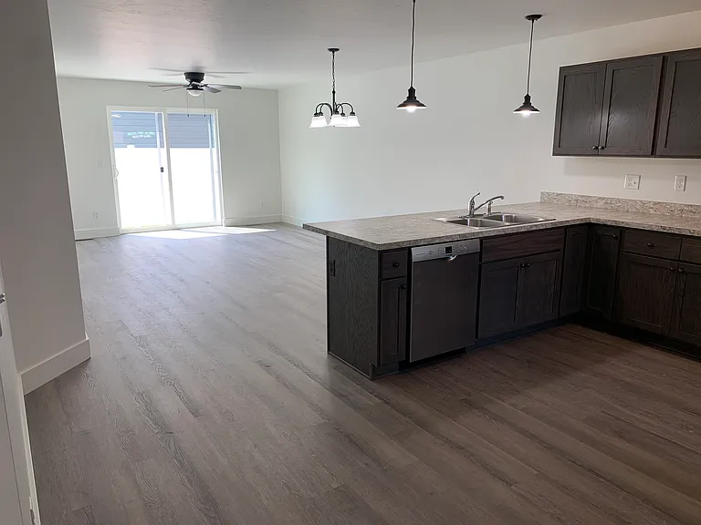 1704 S Woodland Dr — Photo 2