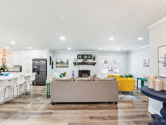 5th image of 208 Hinton Blvd