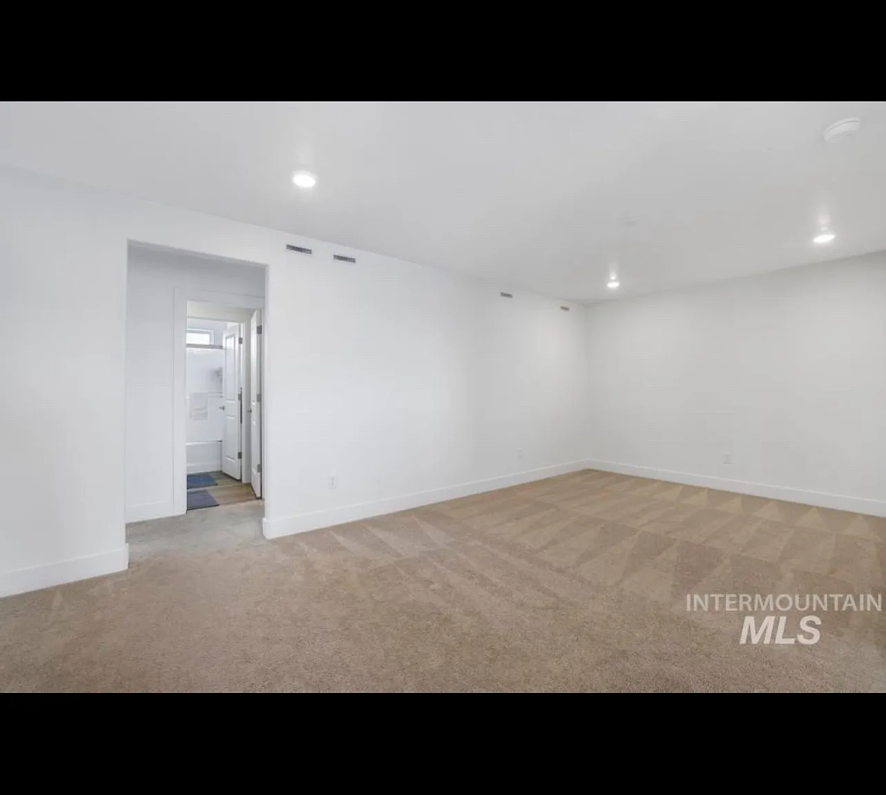 5 bed, 2949 sqft, $3,200 — Photo 3