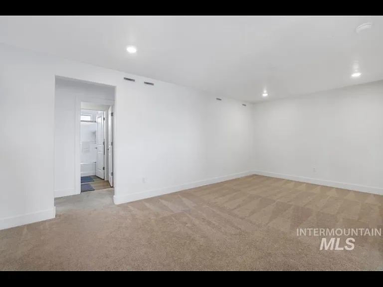 20455 Weymouth Pl — Photo 3