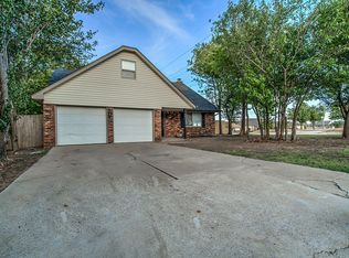 416 S Morgan Dr, Moore, OK 73160