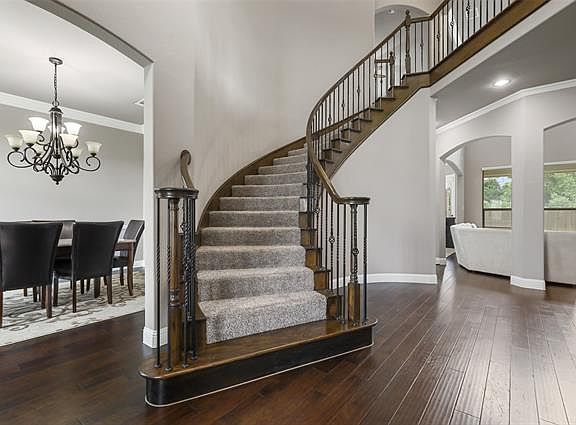 3rd image of 410 Pendall Dr