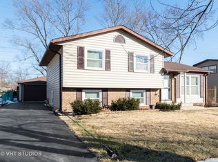 132 Garden Dr, Bolingbrook, IL 60440