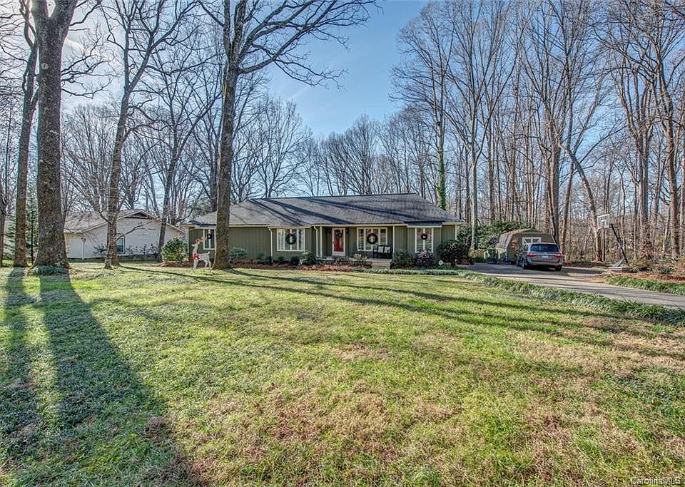 1st image of 2405 Woodleigh Dr