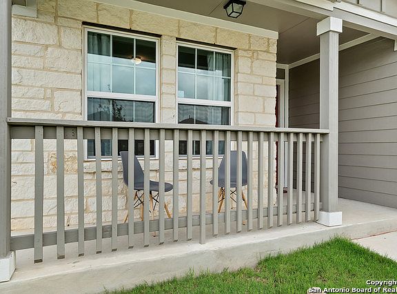 4th image of 430 Moonvine Way