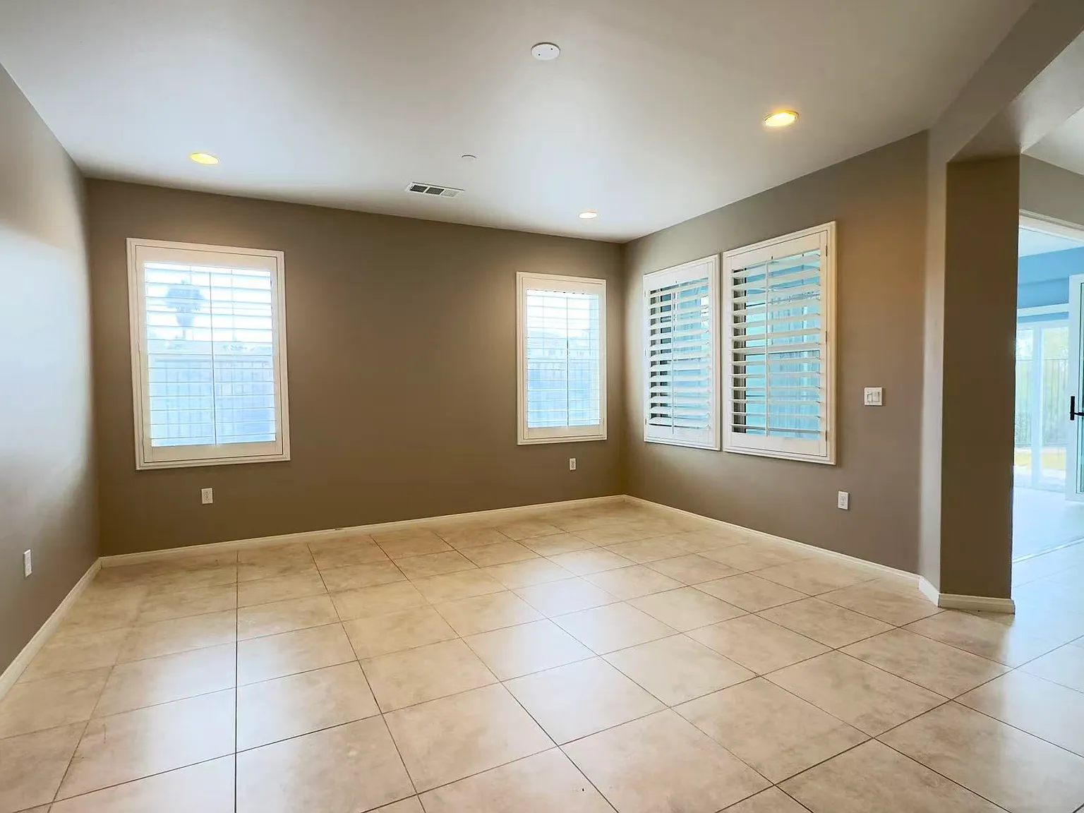 5 bed, 4.5 bath, 3771 sqft, $6,995 — Photo 3