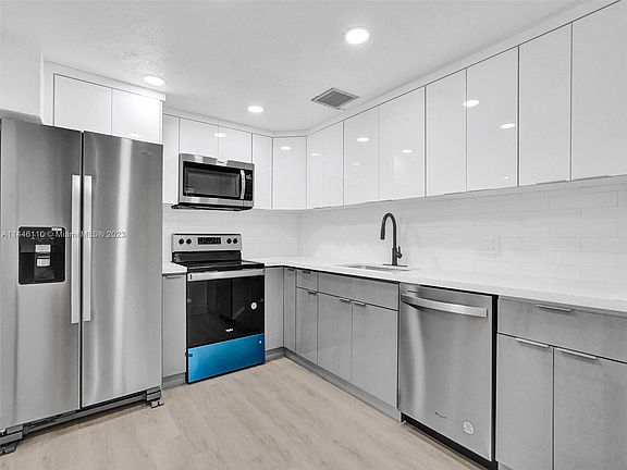 4th image of 2601 SW 56th Ave