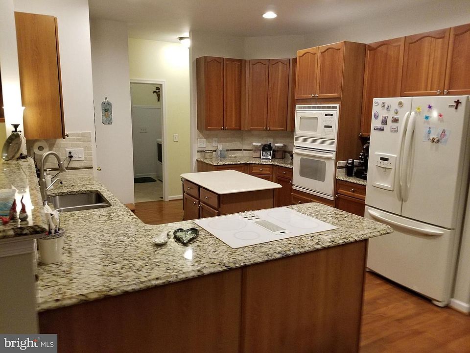 2nd image of 37 Devereaux Ter