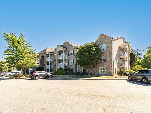 3rd image of 7100 W Friendly Ave Unit 205