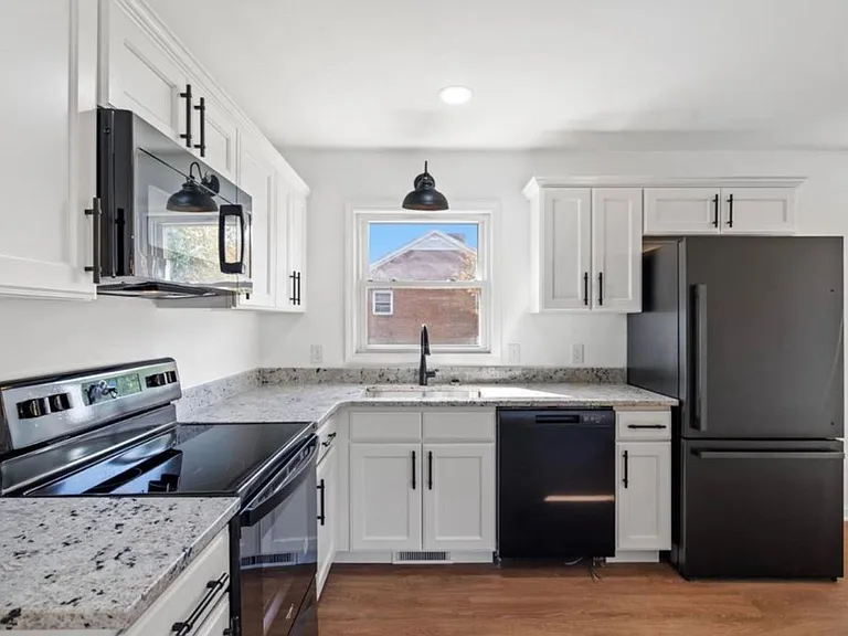 1124 Jackson St — Photo 10