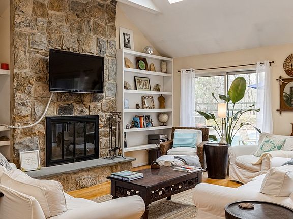 4th image of 155 Sea Farm Ln