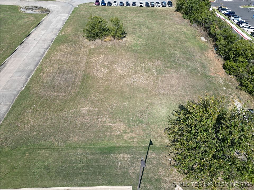 2nd image of 1302 Brookview Dr