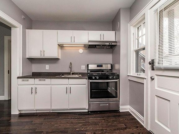 3rd image of 11 E Como Ave