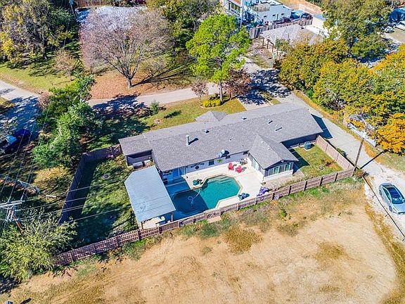 4th image of 716 Lake Dr