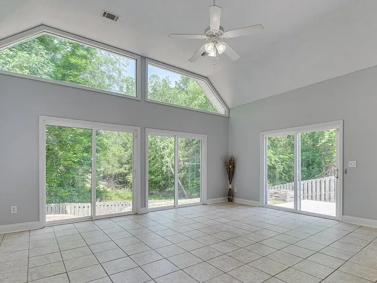 High ceiling Sun room with fan