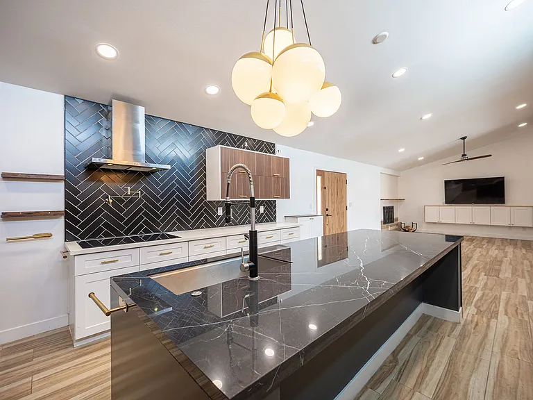 330 E Country Club Dr — Photo 42