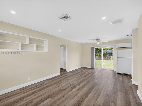 4th image of 560 W 34th St