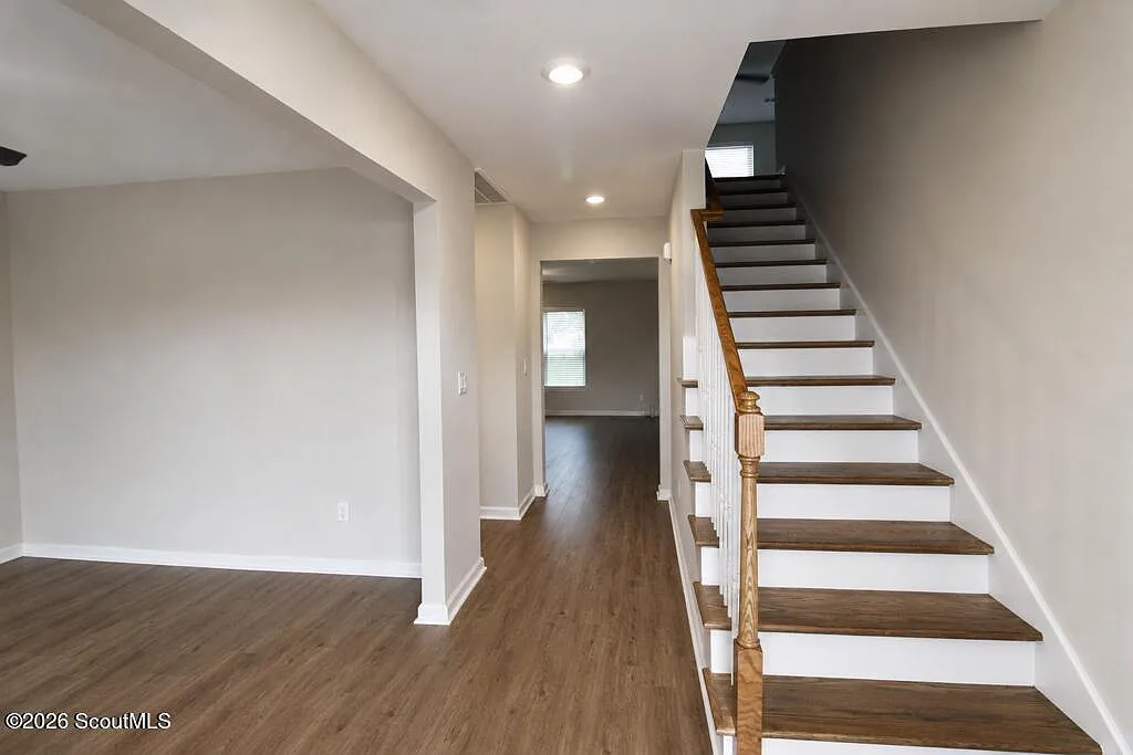 3 bed, 2.5 bath, 2386 sqft, $2,200 — Photo 2