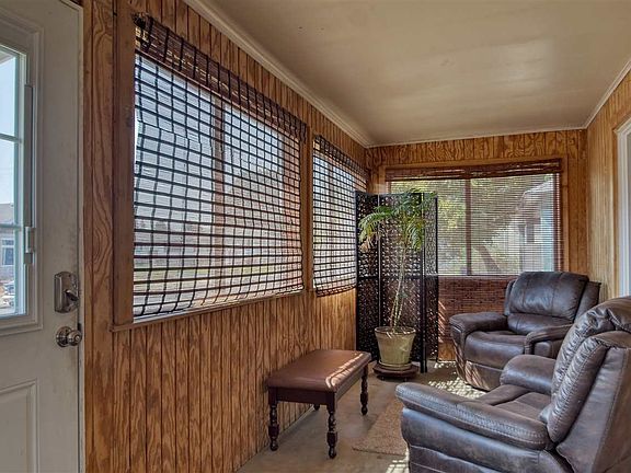 3rd image of 1020 W York Ave