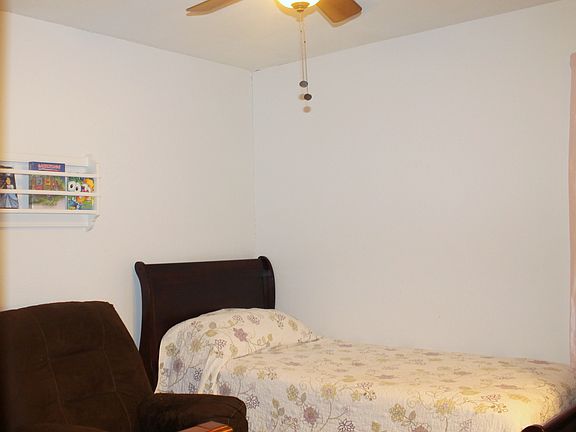 3rd image of 125 Applewood St