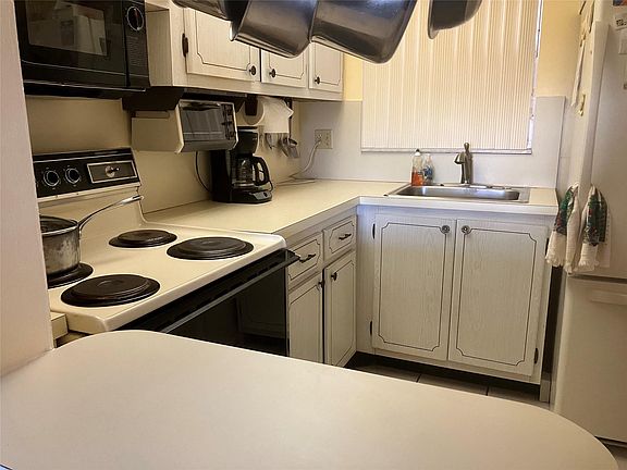 4th image of 3001 E Sunrise Lakes Drive #107