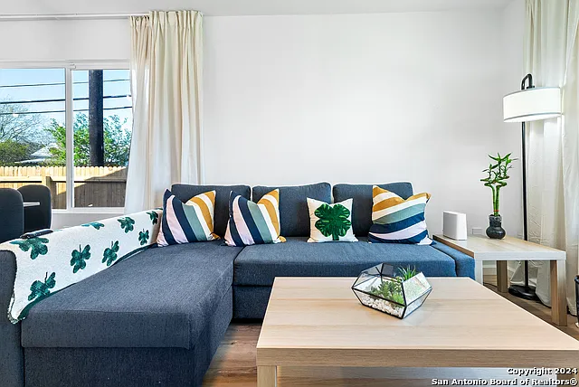 3 bed, 2.0 bath, 1400 sqft, $2,500 — Photo 2