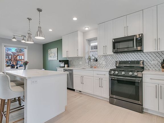 4th image of 305 Desplaines Ave