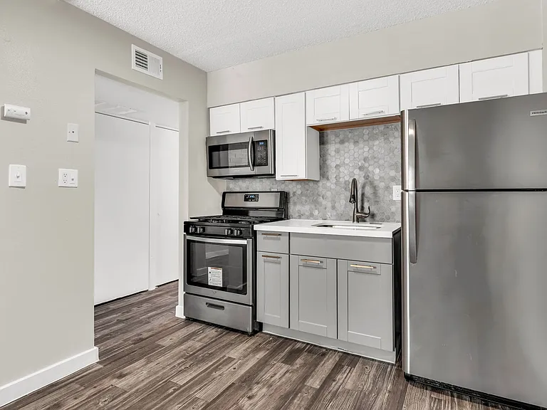 Elton Studio Suites — Photo 10