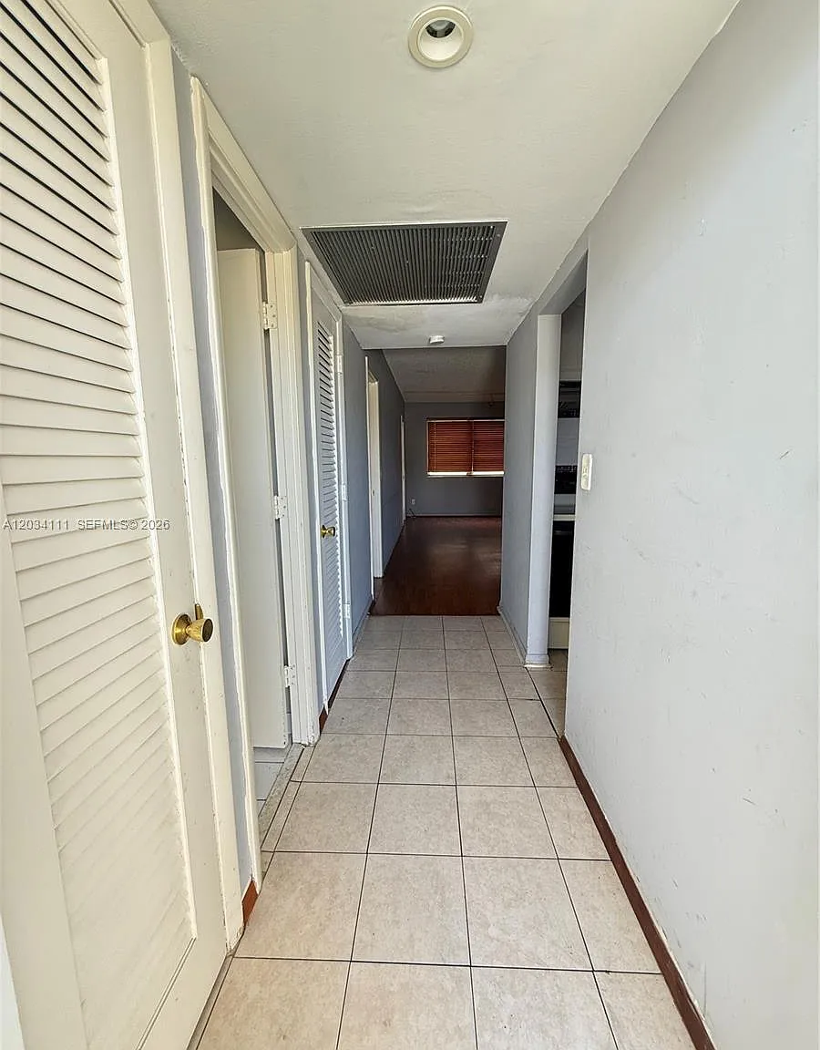 2200 Park Ln — Photo 2