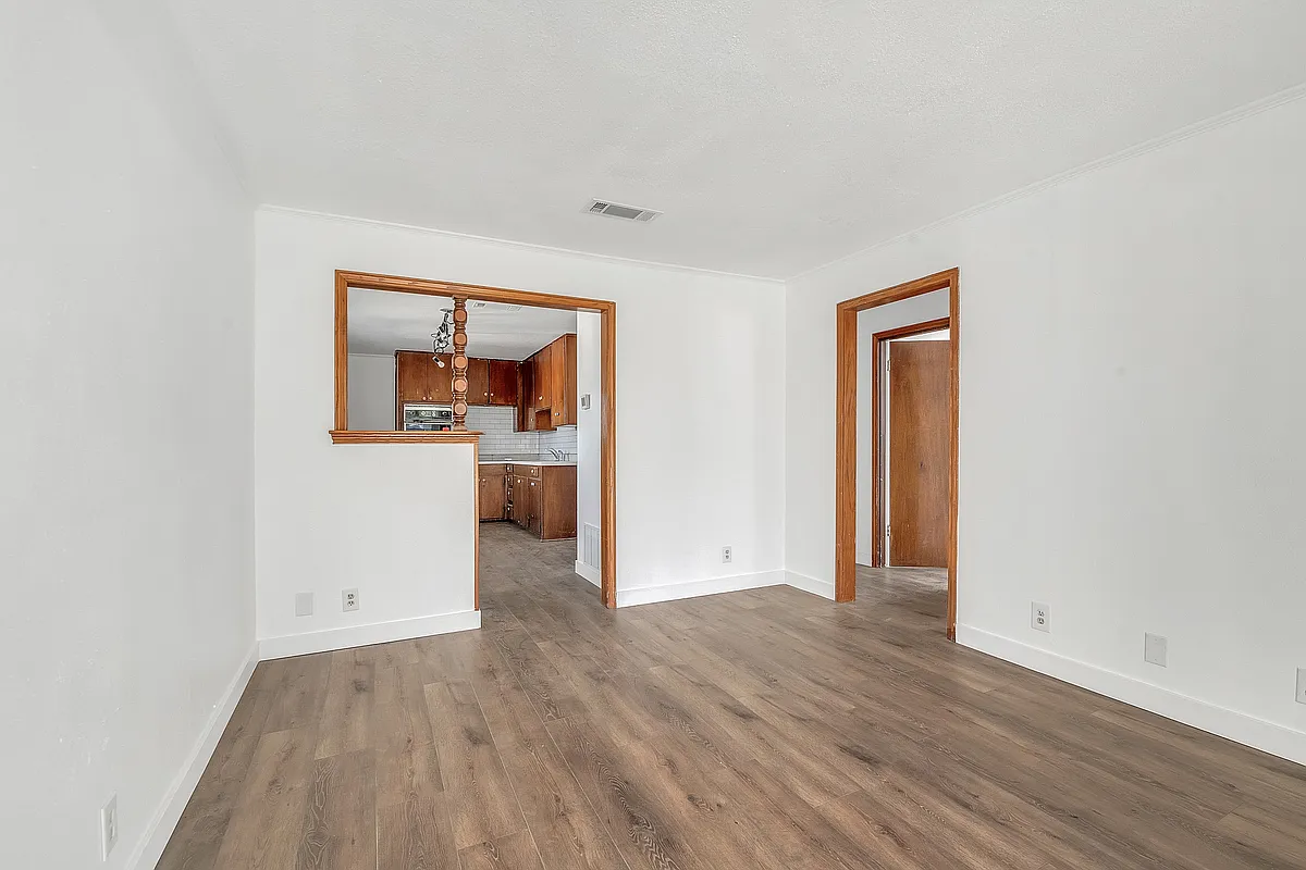 Building Photo - 1009 Meadow Park Dr