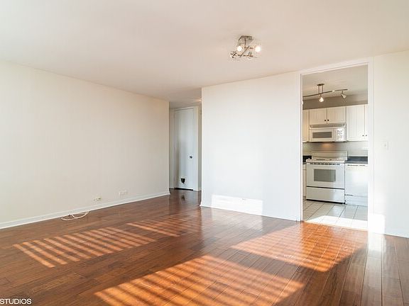 3rd image of 2626 N Lakeview Ave APT 705
