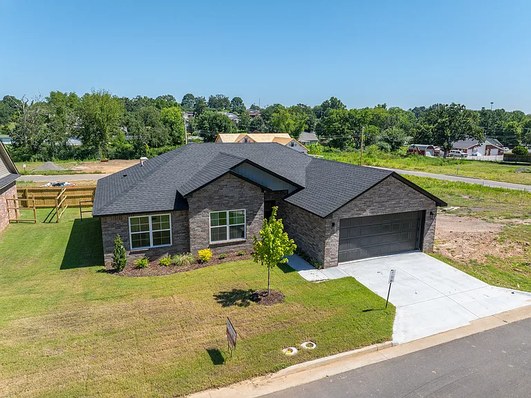 1020 Hunter Dr — Photo 2