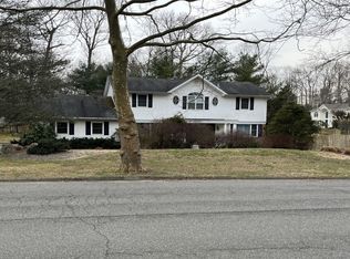 20 Arbor Ln, Dix Hills, NY 11746