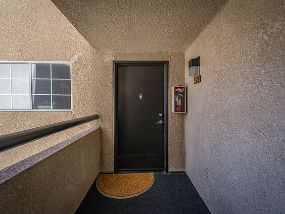 2nd image of 5520 Owensmouth Ave APT 215
