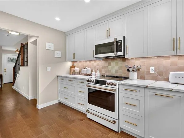 10403 NE Maplemont Rd SW, Calgary, AB T2J 1W3