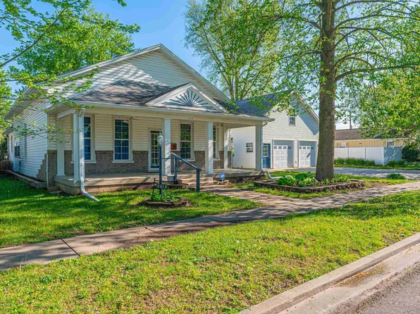 216 3rd St, Lincoln, IL 62656