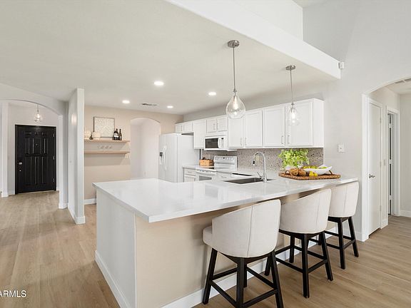 2nd image of 6366 W SAINT JOHN Avenue