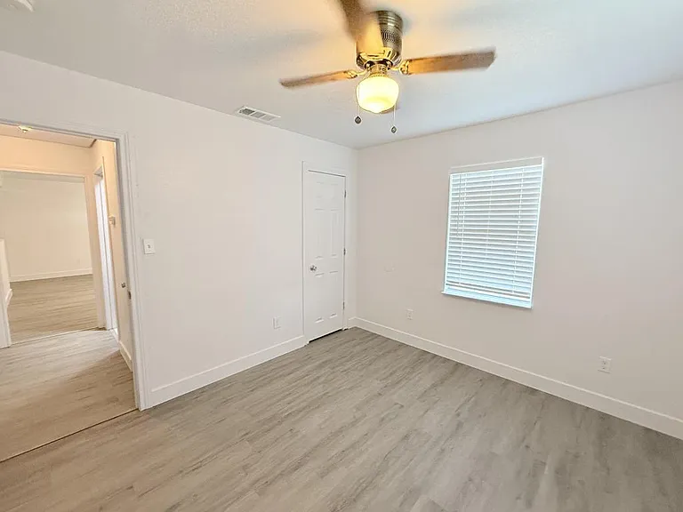 610 W Avenue B — Photo 34