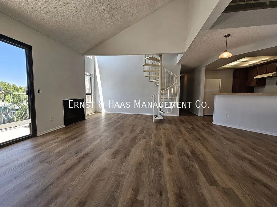 Charming 2-Bedroom Apartment In Long Beach! *Move-In Special* — Photo 2